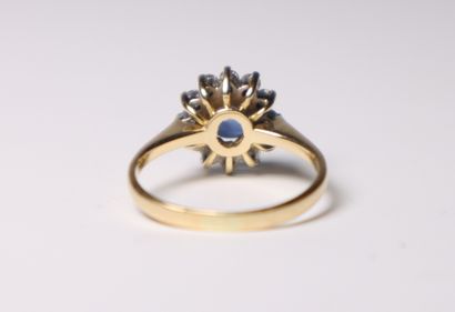 Yellow gold daisy ring with a sapphire in...