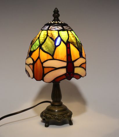 Petite lampe en métal à patine verte, et...
