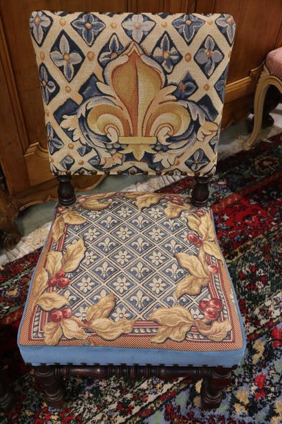 Paire de chaises garniture tapisserie à décor...