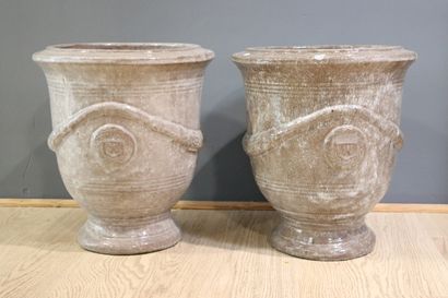 BOISSET à ANDUZE. Paire de cache-pots en...