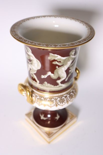 VIENNE. Vase en porcelaine polychrome à décor...