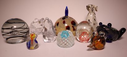 Set of glass and crystal trinkets, including...