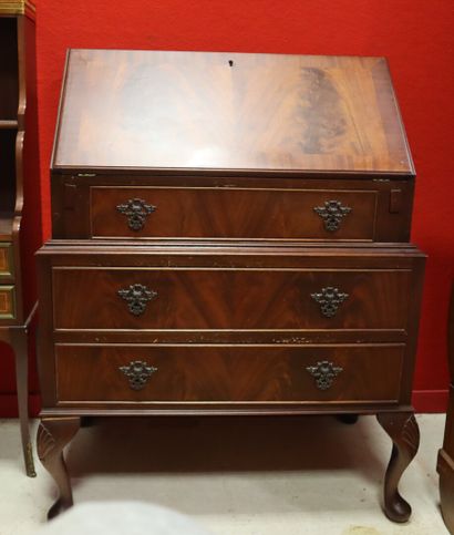 Petit bureau de pente de style anglais. Haut....