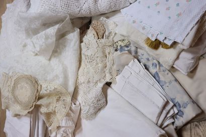 Set of household linen and lace, including...