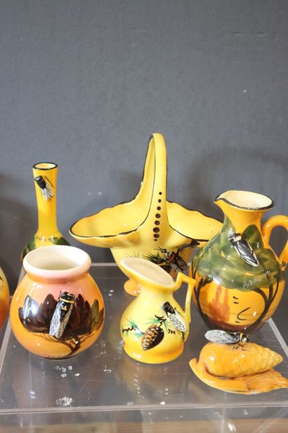 Collection of polychrome earthenware decorated...