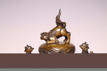 CHINA. Covered bronze vase with handles decorated...