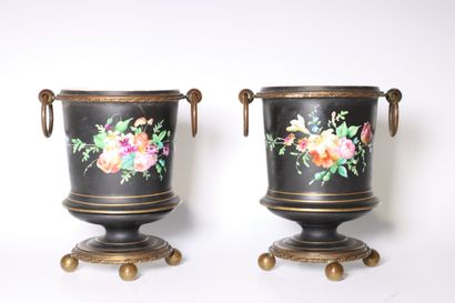 Paire de jardinières à anses en porcelaine...