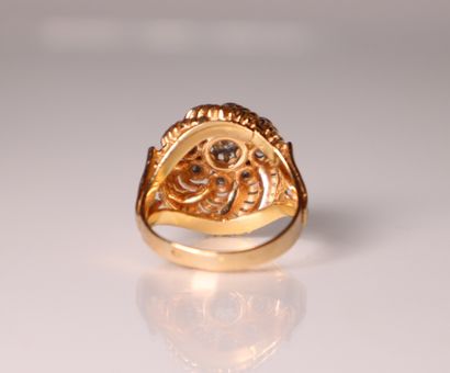 Yellow gold daisy ring set with a central...