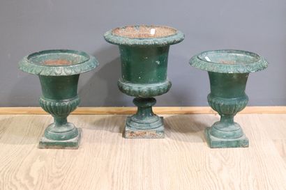 Ensemble de 3 vases Médicis en fonte à patine...