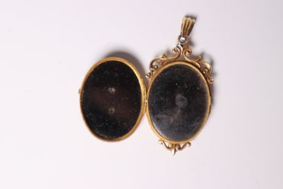 Yellow gold and onyx pendant decorated with...