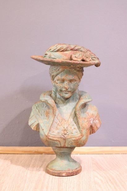 Buste de femme au chapeau, fonte de fer....