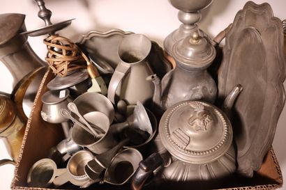 Set of pewter and copper, including : Pots,...