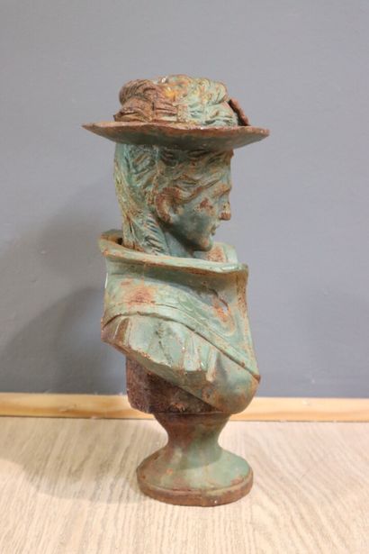 Buste de femme au chapeau, fonte de fer....