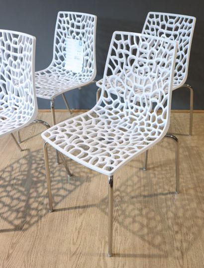 Suite de 4 chaises en PVC blanc et piètement...