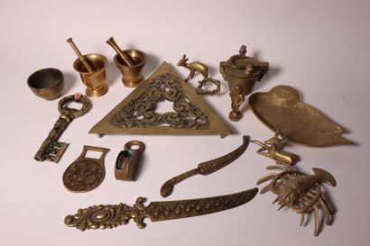 Ensemble de sujets en bronze: pilons, mortiers,...