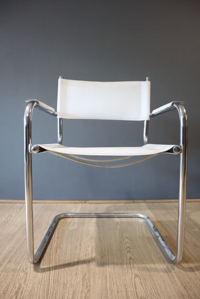 Fauteuil garniture de cuir blanc et structure...