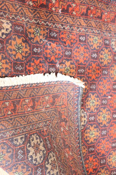 Wool rug with red background 155 x 89 cm