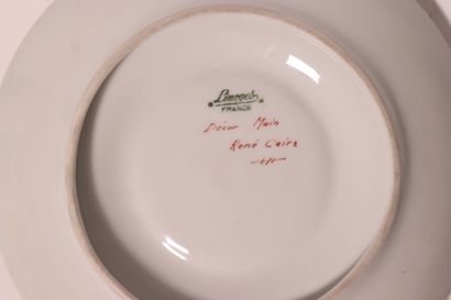 Coupe couverte et son présentoir en porcelaine...