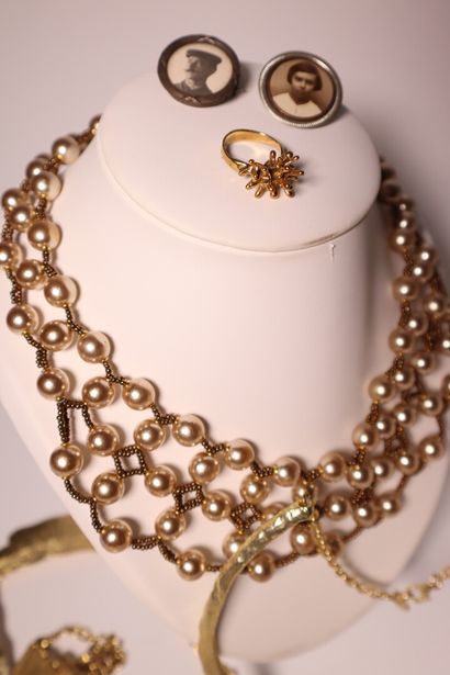 Costume jewelry set, including: 12 necklaces,...