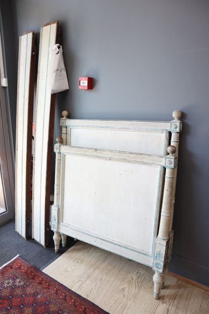 Single bed in white and blue lacquered natural...