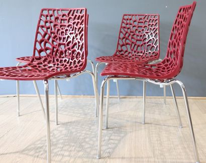 Suite de 4 chaises en PVC bordeaux et piètement...