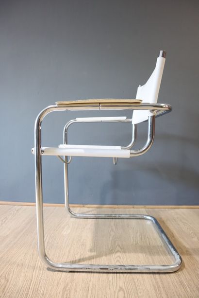 Fauteuil garniture de cuir blanc et structure...