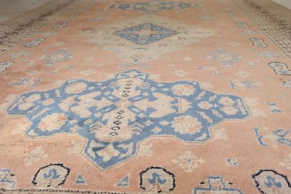 Wool carpet with pink background 290 x 188...