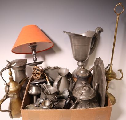Set of pewter and copper, including : Pots,...