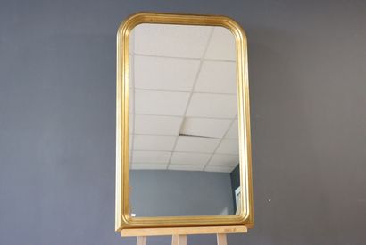 Gilded frame with 2 rounded corners.