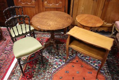 Ensemble de petits mobiliers, comprenant...