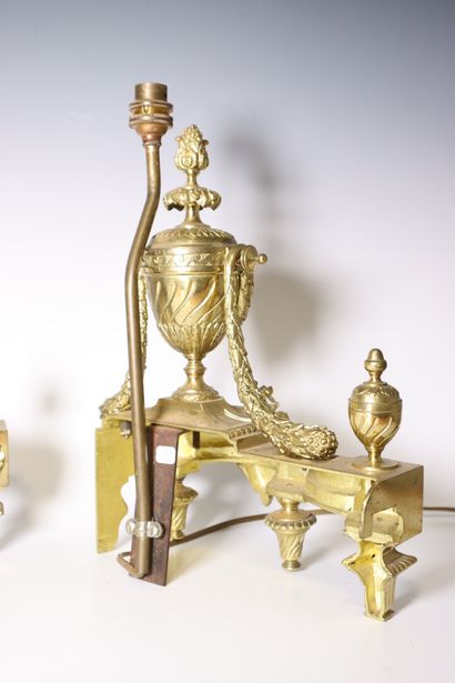 Paire de chenets en bronze doré montés en...