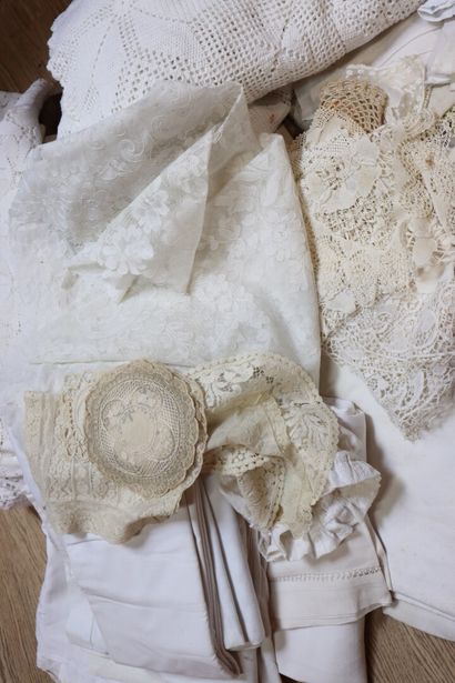 Set of household linen and lace, including...