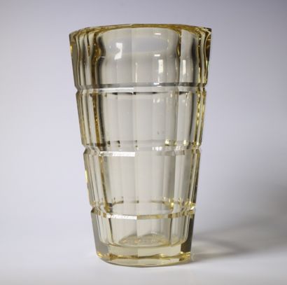 DAUM. Yellow crystal vase. Height: 20 cm