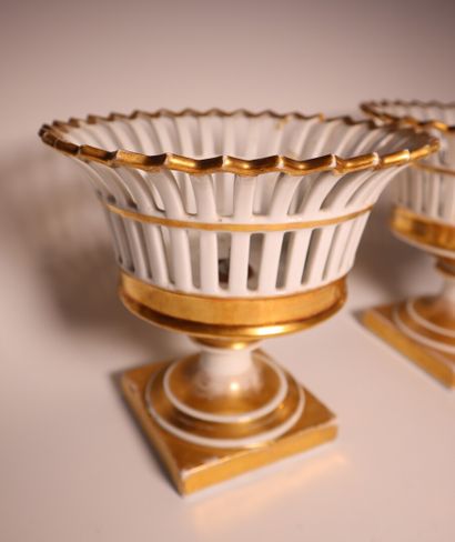 Paire de corbeilles ajourées en porcelaine...