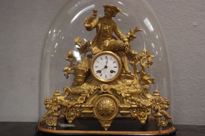 Pendule en métal doré, cadran porcelaine,...
