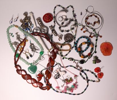 Set of costume jewelry, some in silver, and...