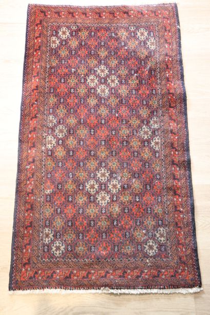 Wool rug with red background 155 x 89 cm