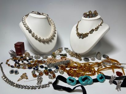 Set of costume jewelry, including: Necklaces,...