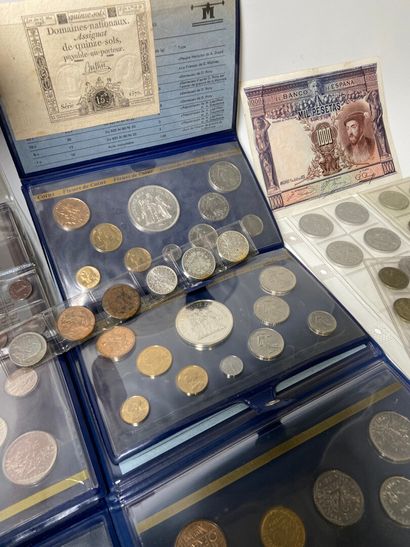 Lot comprising: Set of Paris coins, banknotes,...