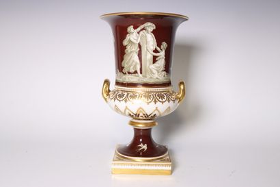 VIENNE. Vase en porcelaine polychrome à décor...