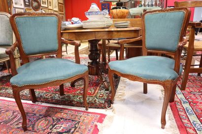Guéridon violoné et paire de fauteuils de...