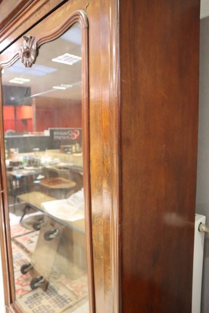 Vitrine en acajou et placage d'acajou, ouvrant...