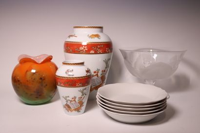 Set of display items, including: vases, crystal...