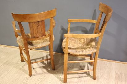 Paire de fauteuils en bois fruitier, assises...