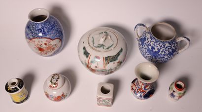 CHINA. Set of polychrome porcelain, including:...