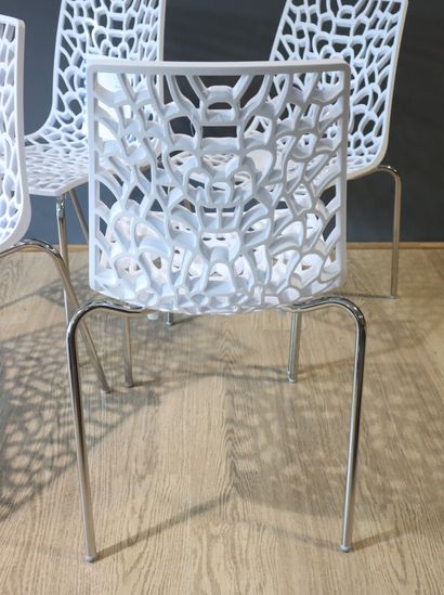 Suite de 4 chaises en PVC blanc et piètement...