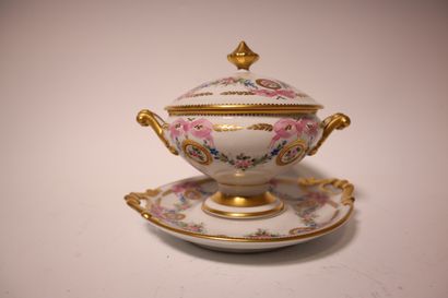 Coupe couverte et son présentoir en porcelaine...