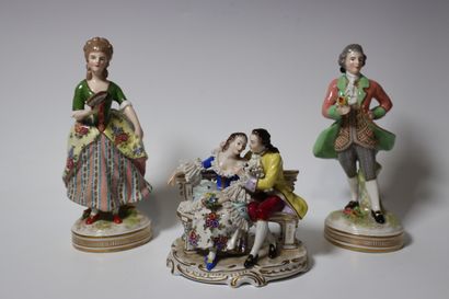 2 sujets en porcelaine polychrome, dans le...