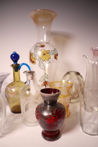 Glass and crystal set, including : Vases...