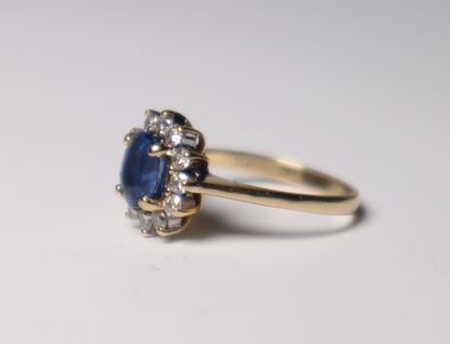 Yellow gold daisy ring with a sapphire in...
